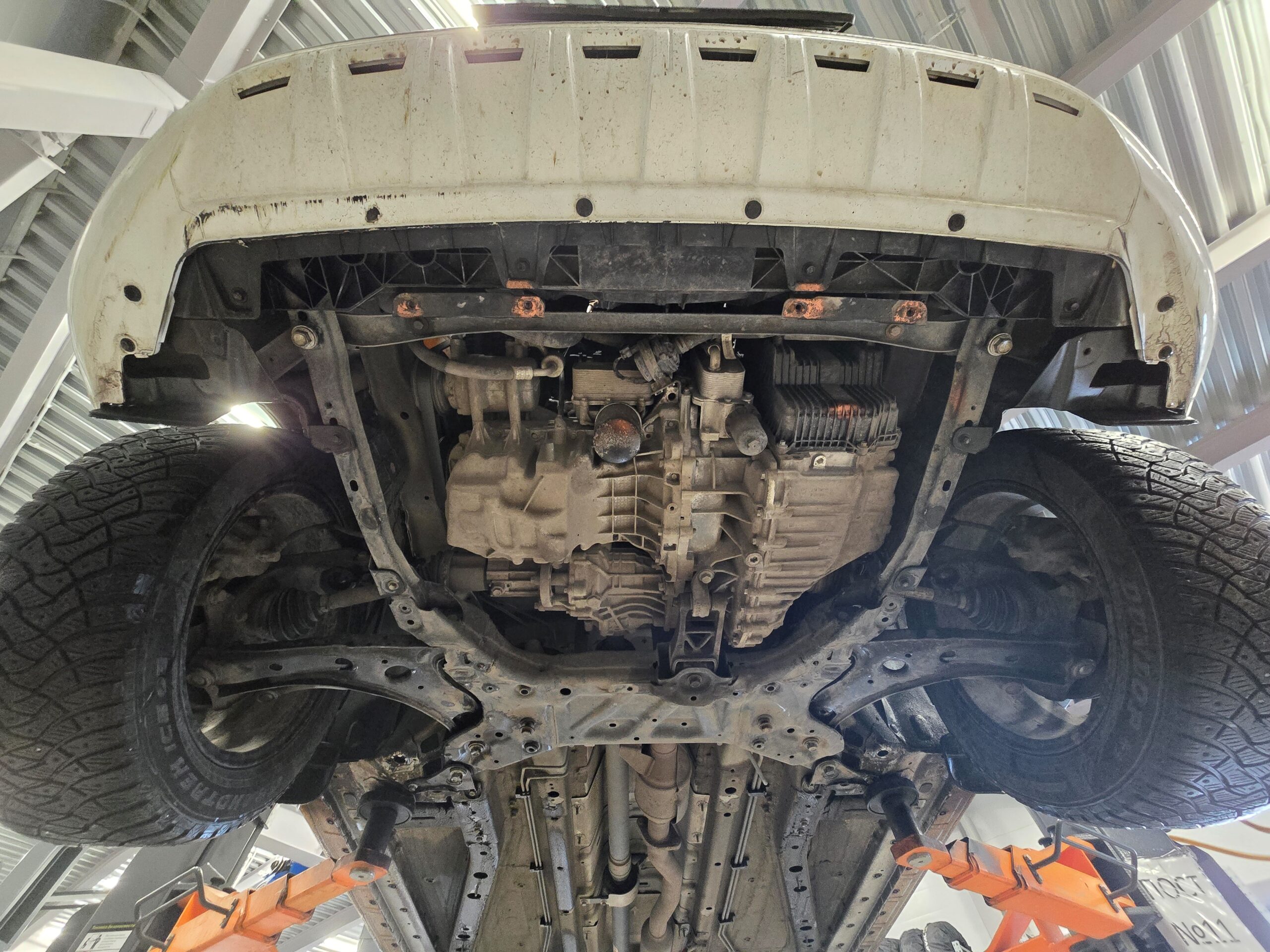 Автотовароведческая экспертиза 1 осмотр автомобиля на подъемнике